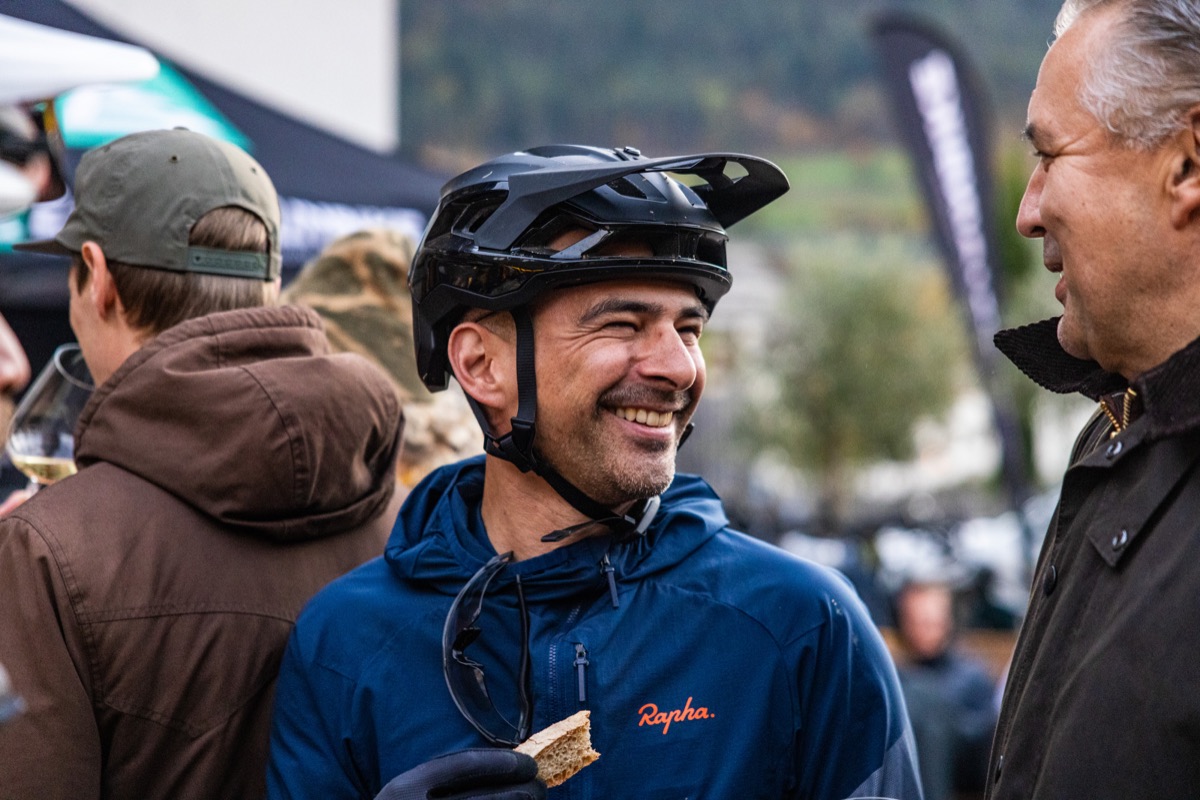 Ein Gespräch bei einer Veranstaltung der Bike-Industrie