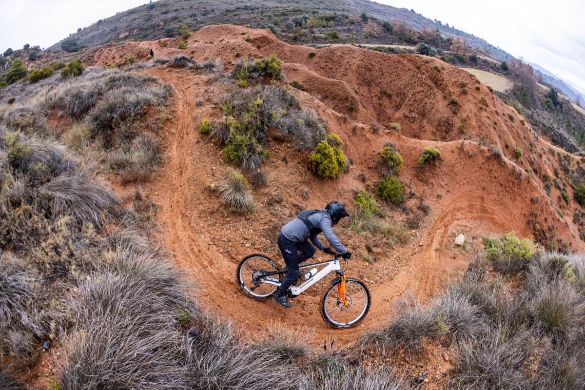 Ein Mountainbike wird auf einem felsigen Trail getestet