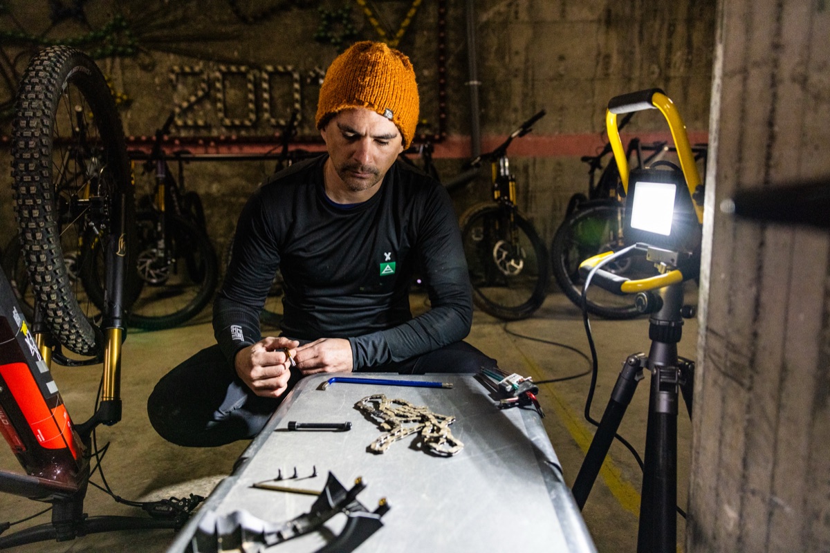 Kette und Kleinteile liegen bei einem Bike-Test auf einem Flightcase und werden geprüft