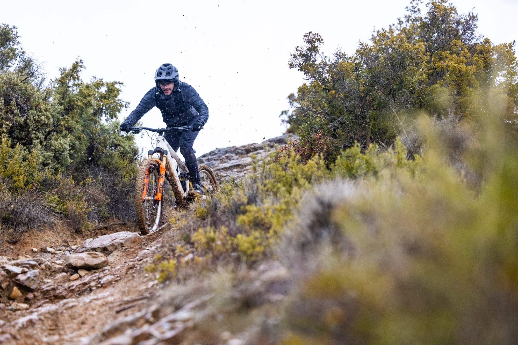 Ein Mountainbiker auf einem felsigen Trail